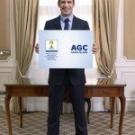AGC选择路易斯菲戈担任2014年FIFA巴西世界杯球员坐席区玻璃顶棚的形象大使