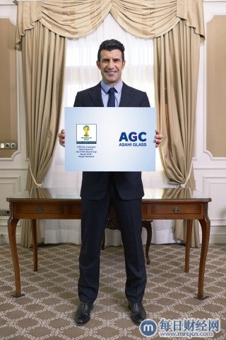 AGC选择路易斯菲戈担任2014年FIFA巴西世界杯球员坐席区玻璃顶棚的形象大使