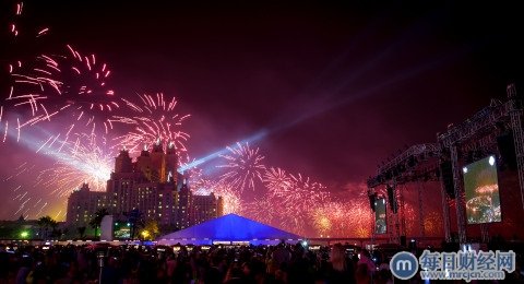 棕榈岛亚特兰蒂斯度假酒店为史上最盛大焰火表演打头阵,助力迪拜成功打破世界纪录!