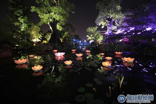 星河湾点亮广州:9月19日,星河湾环球灯光艺术节炫丽开幕
