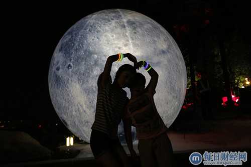 星河湾点亮广州:9月19日,星河湾环球灯光艺术节炫丽开幕