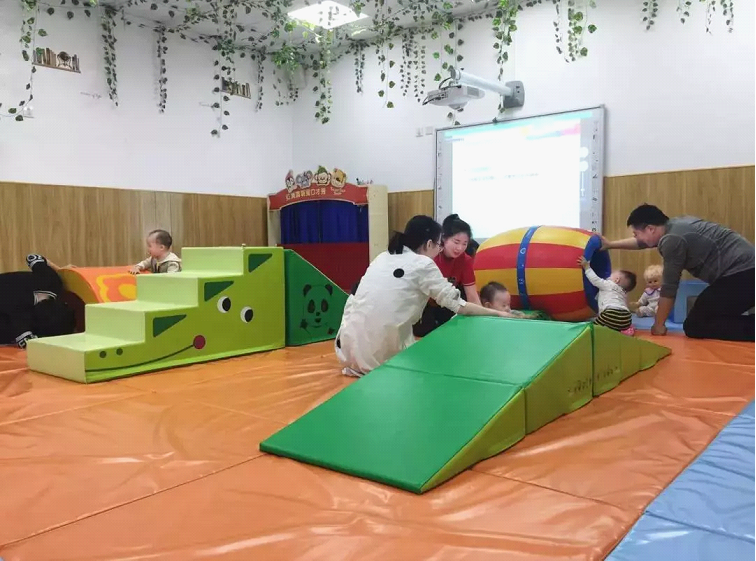 红黄蓝亲子园的早教课是这样的