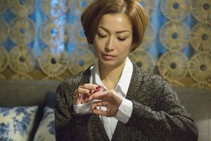 47岁娱乐圈劳模郑秀文病倒，是时候入手一份平安福了