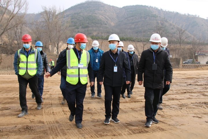 图为孙进玲在甜永公路环县项目办领导陪同下检查施工现场复工情况