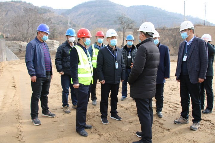 图为孙进玲在甜永公路TY09标路基段检查工作