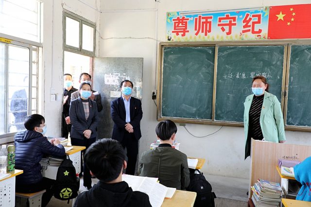 孔辉在复学调研中强调：关爱“贫困学子” 让潢川教育疫情防控更有“温度”
