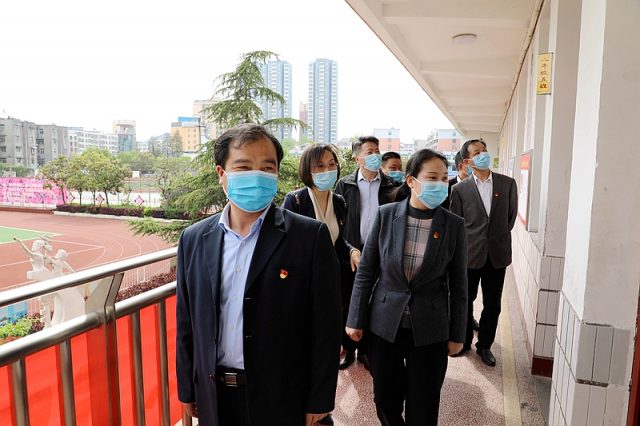 孔辉在复学调研中强调：关爱“贫困学子” 让潢川教育疫情防控更有“温度”