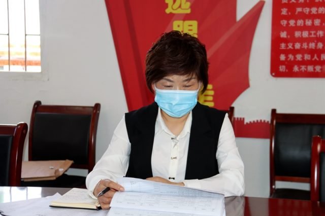 图二：县教体局党组副书记、副局长胡煜昊主持会议并讲话