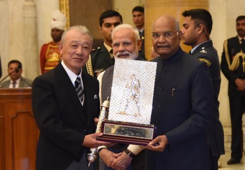 印度总统向日本财团会长笹川阳平颁奖，以表彰其多年来为消除麻风病所做的努力