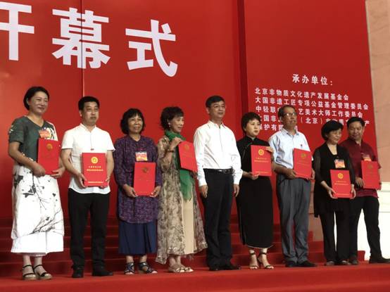 开幕式上传承人沈锦丽接受颁奖