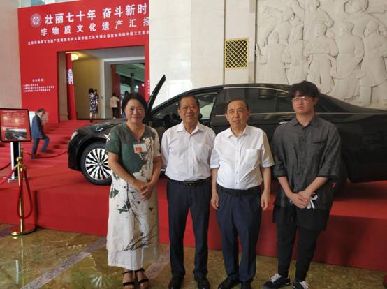 参观宾子家风红旗车
