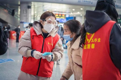 志愿者王天霞（左）为旅客解答疑问