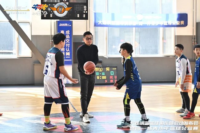 简一集团品牌与市场中心总监郭文恺为比赛开球