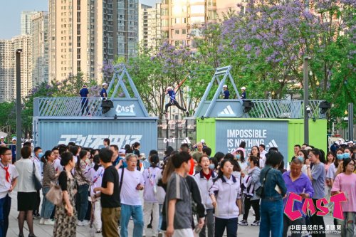 市民们纷纷来到现场,在街头感受田径的魅力