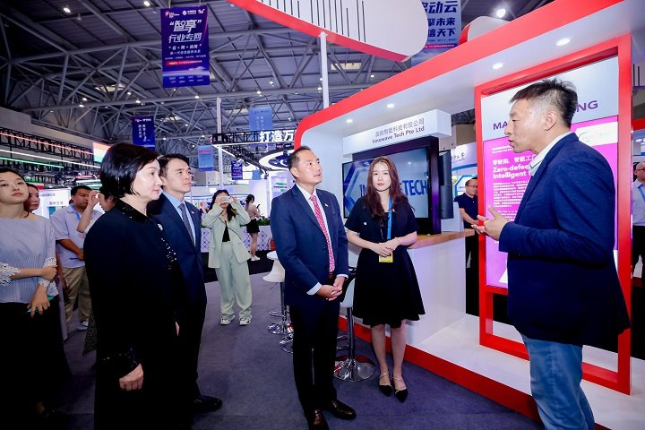 新加坡通讯及新闻部兼国家发展部高级政务部长陈杰豪参观新加坡展馆v
