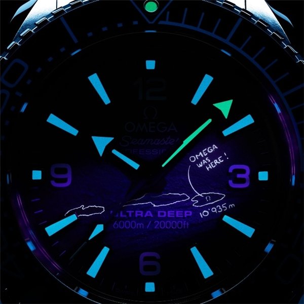 海马系列海洋宇宙Ultra Deep 6000米专业潜水表_紫外光效果