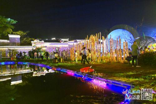 游垫古村,灯光璀璨,五彩缤纷,如梦似幻,美不胜收,吸引不少游客前来赏景、拍照