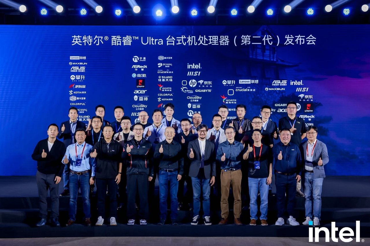 酷睿Ultra台式机生态伙伴与会嘉宾大合影